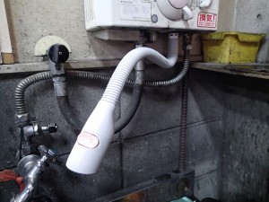 瞬間湯沸かし器ハーマンYR546　シャワー出湯配管