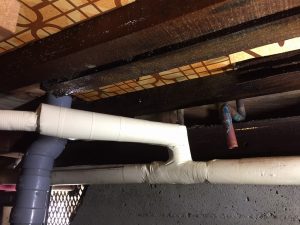 床下で水漏れしたお湯の配管を修理して保温材で保護