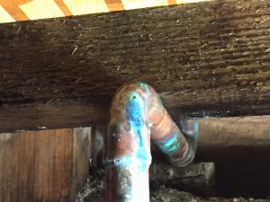 お湯の銅管に穴が開いて床下で水漏れ
