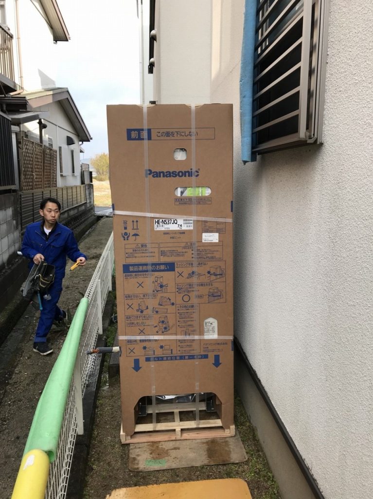 エコキュートを梱包のまま運ぶ