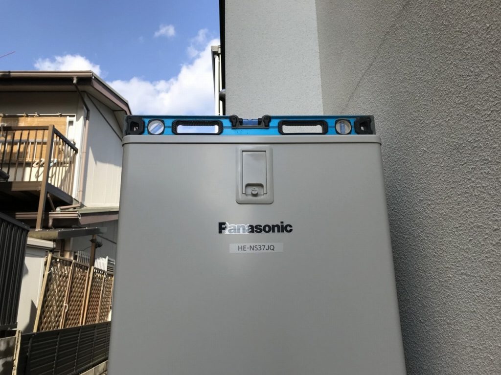 エコキュートの水平確認をして設置