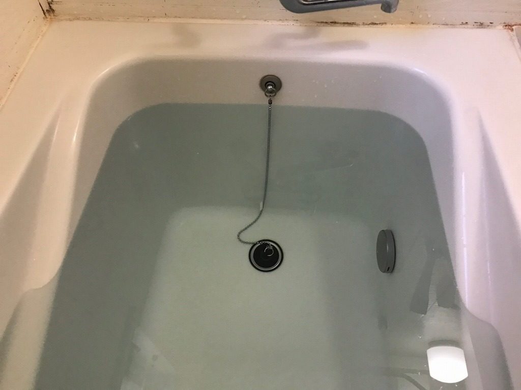 浴槽に水を貯める