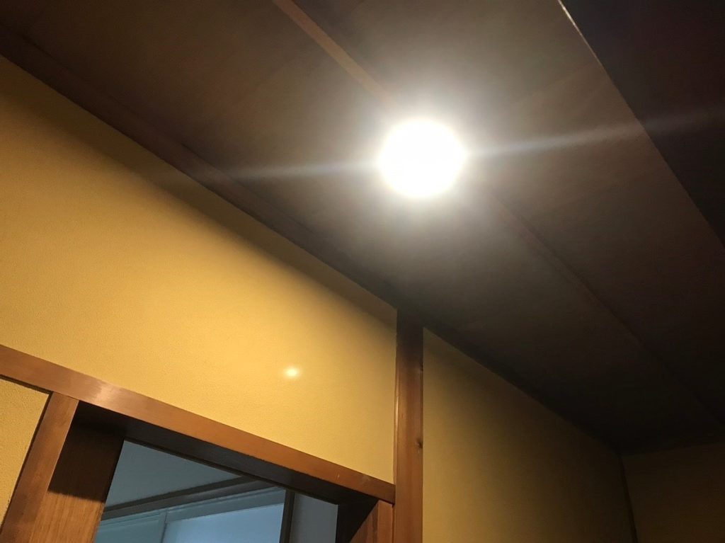 廊下に感知式のLED照明