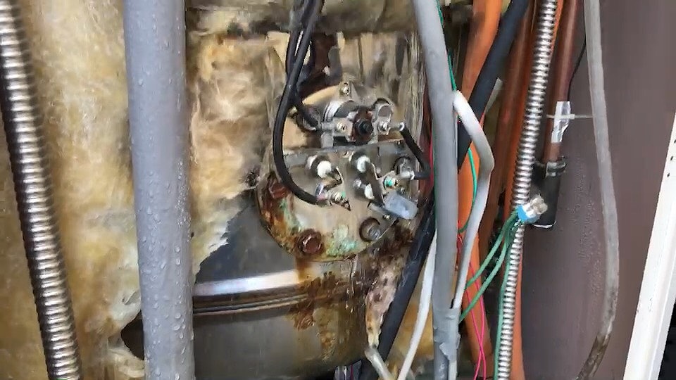 電気温水器の内部より水漏れ