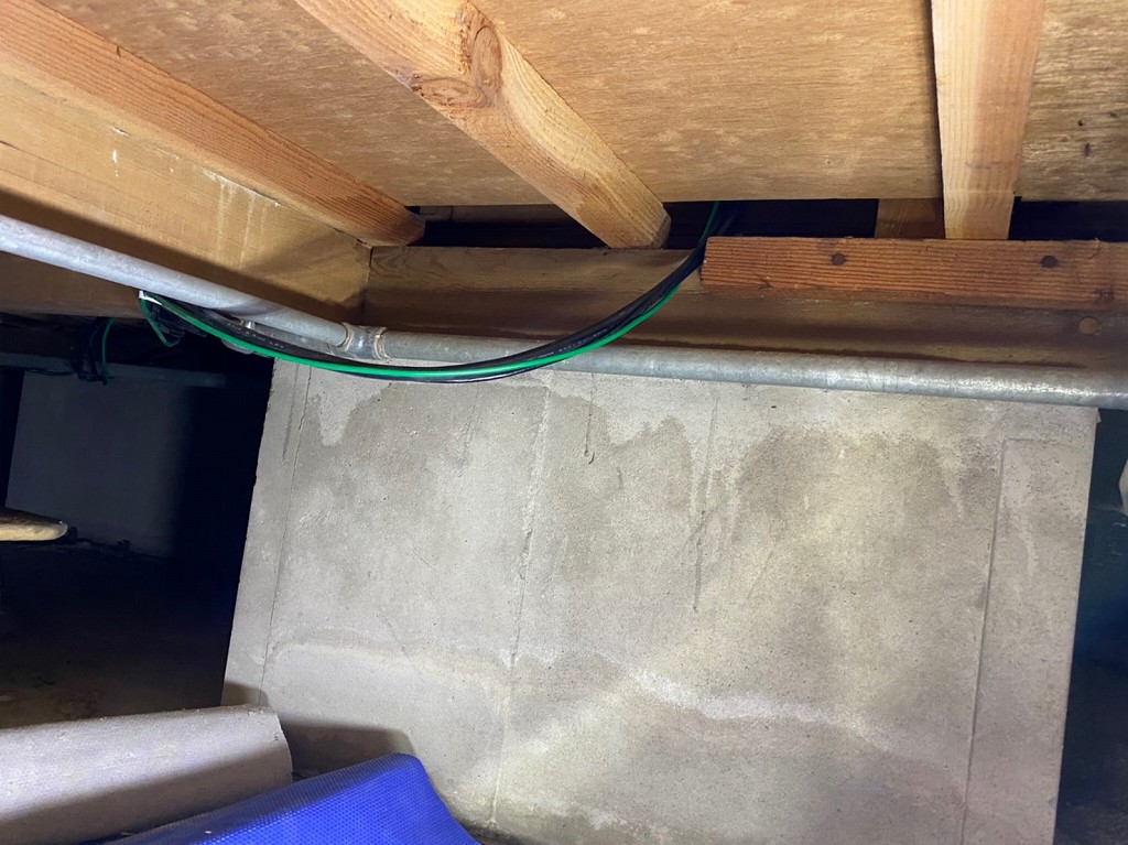 天井裏から床下への配線