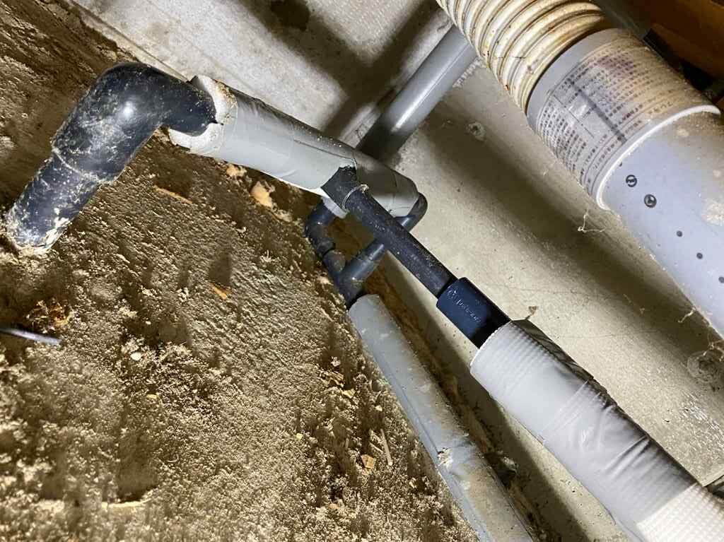 床下から水道配管を分岐