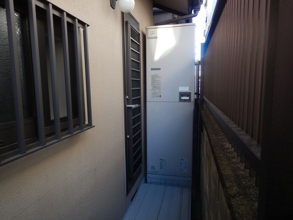 狭いスペースに設置された電気温水器