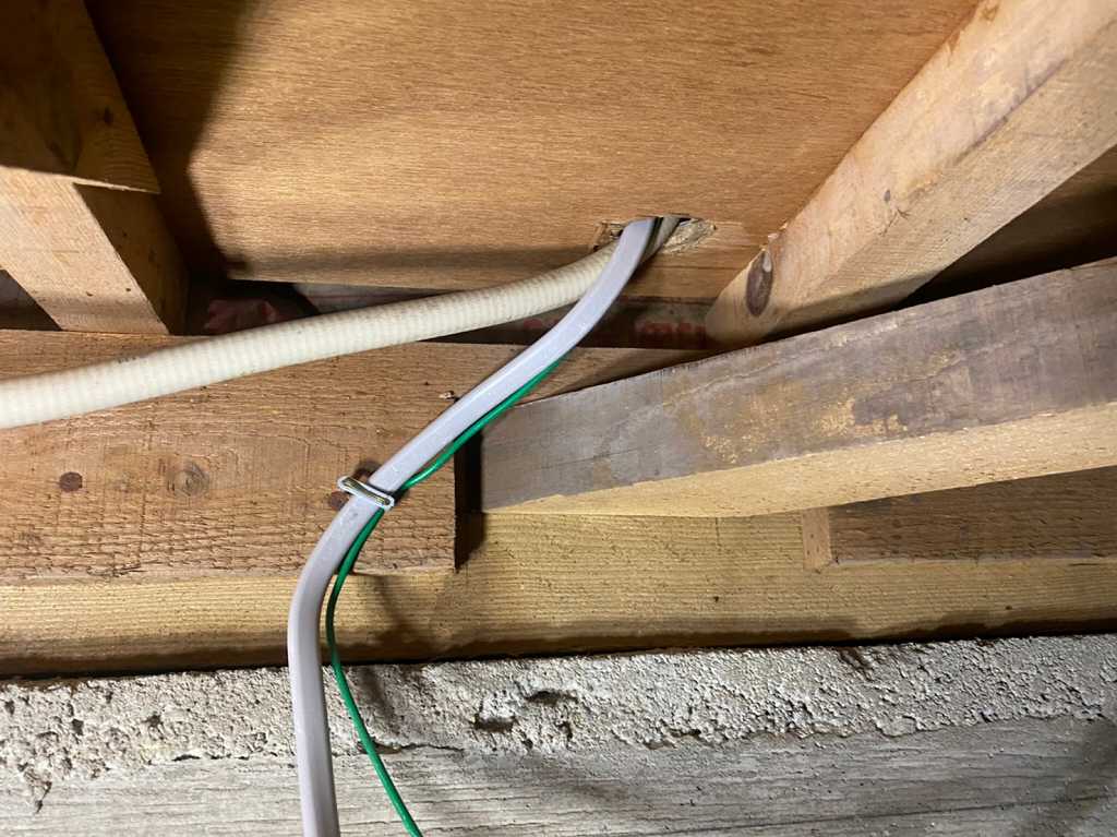 床下から電気配線