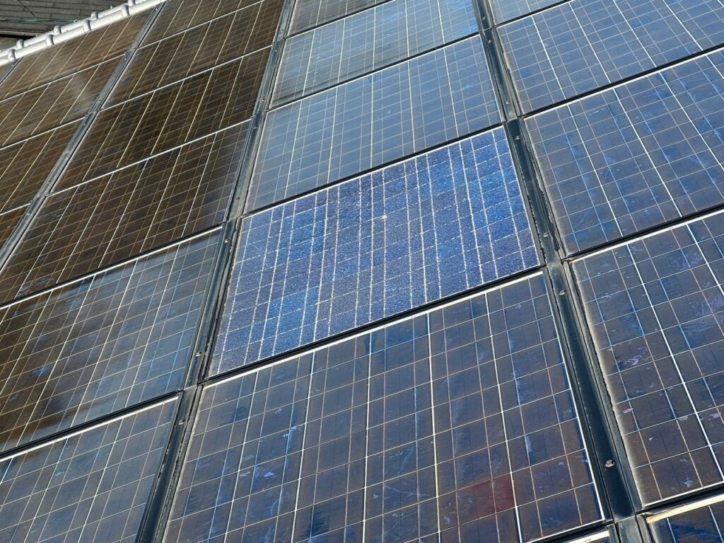 割れた太陽光発電パネル