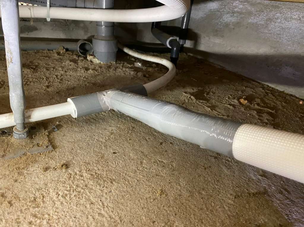 床下で給湯配管を分岐