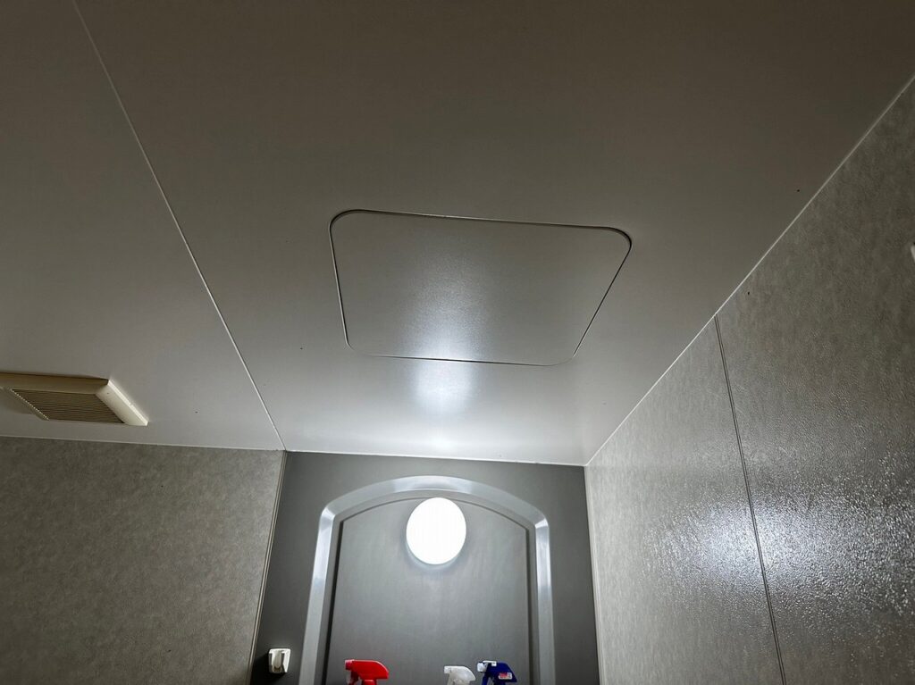 浴室の天井点検口から配線