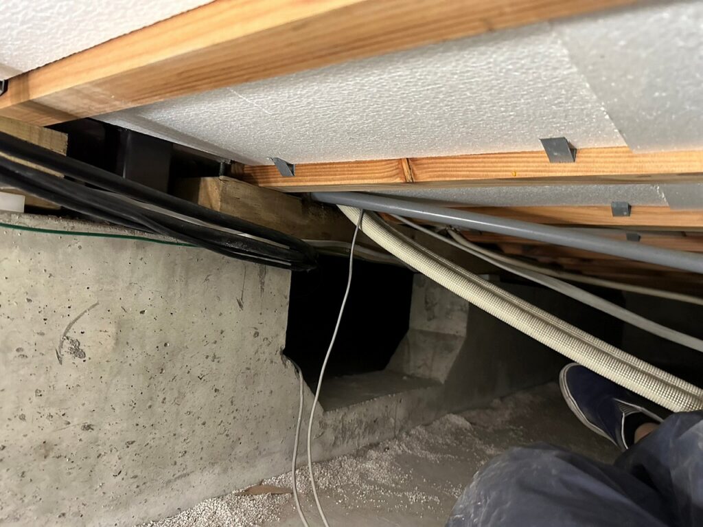 床下から電気配線