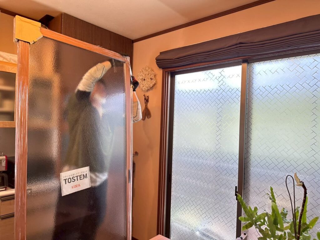 樹脂枠の窓を運ぶ