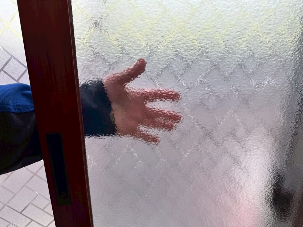型板ガラスで透けない