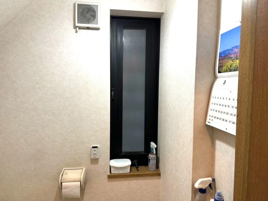 トイレの細長い窓