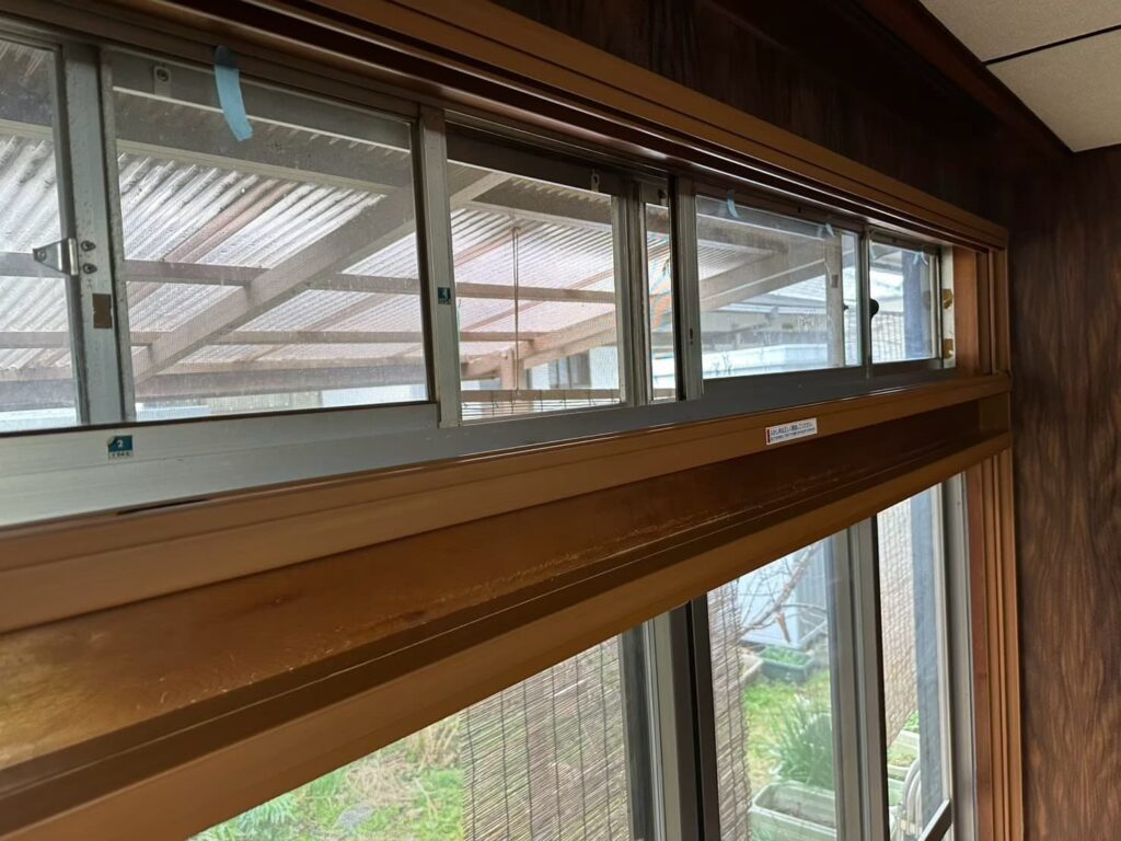 ふかし枠をそれぞれの窓に取付け