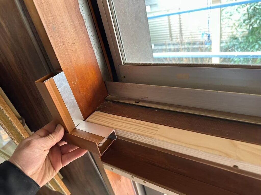 ふかし枠をつけるための大工工事