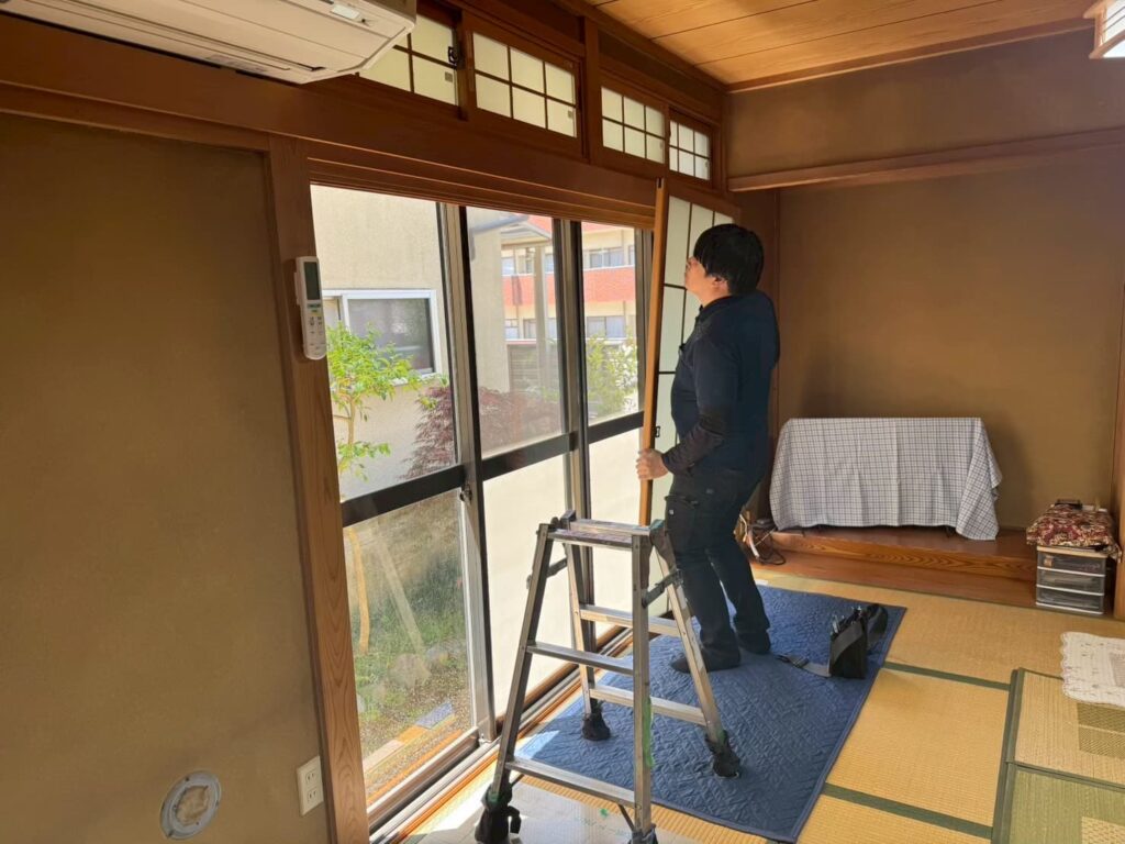 内窓を工事中