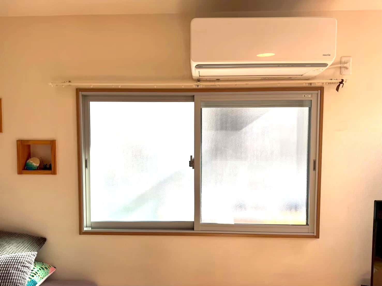 腰窓にインプラス　ライトグレー