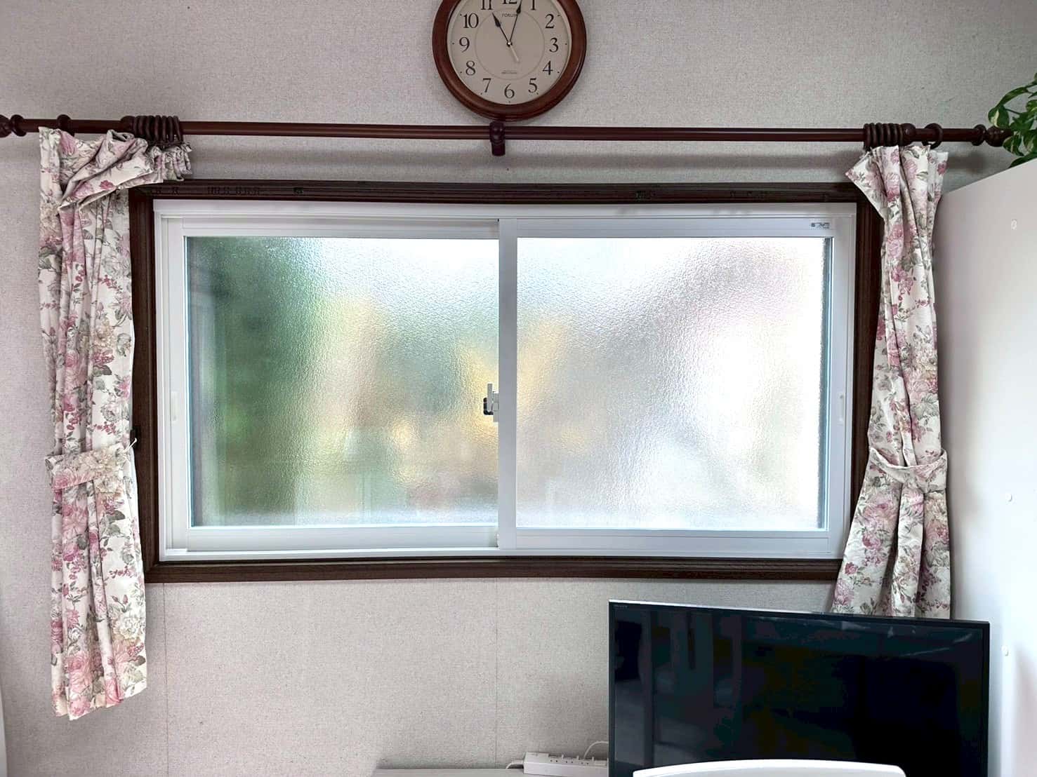 インプラス　腰窓　プレシャスホワイト