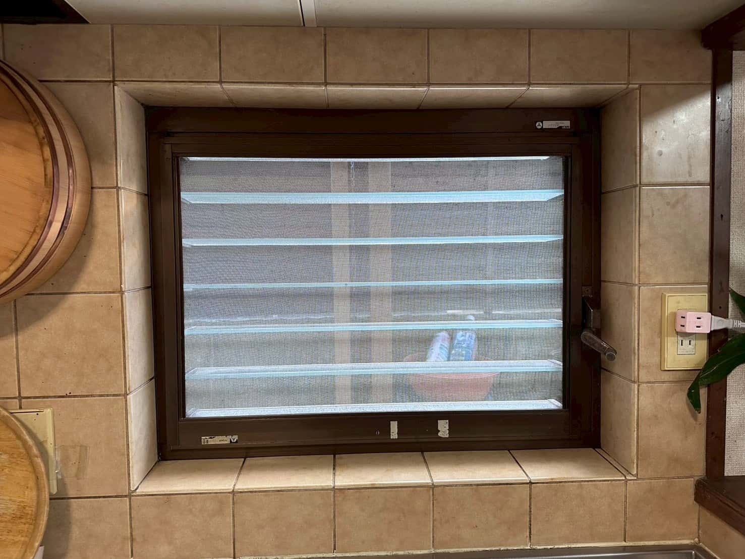 キッチンのジャロジー窓