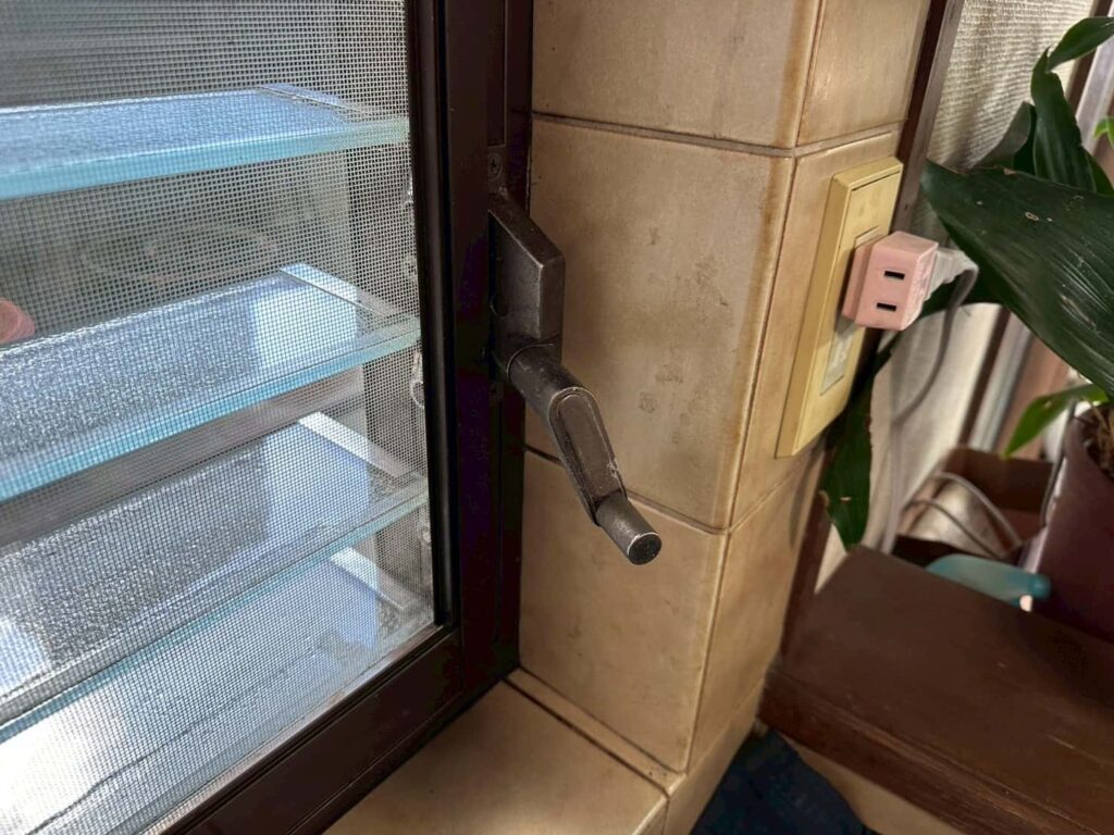 ジャロジー窓のハンドル