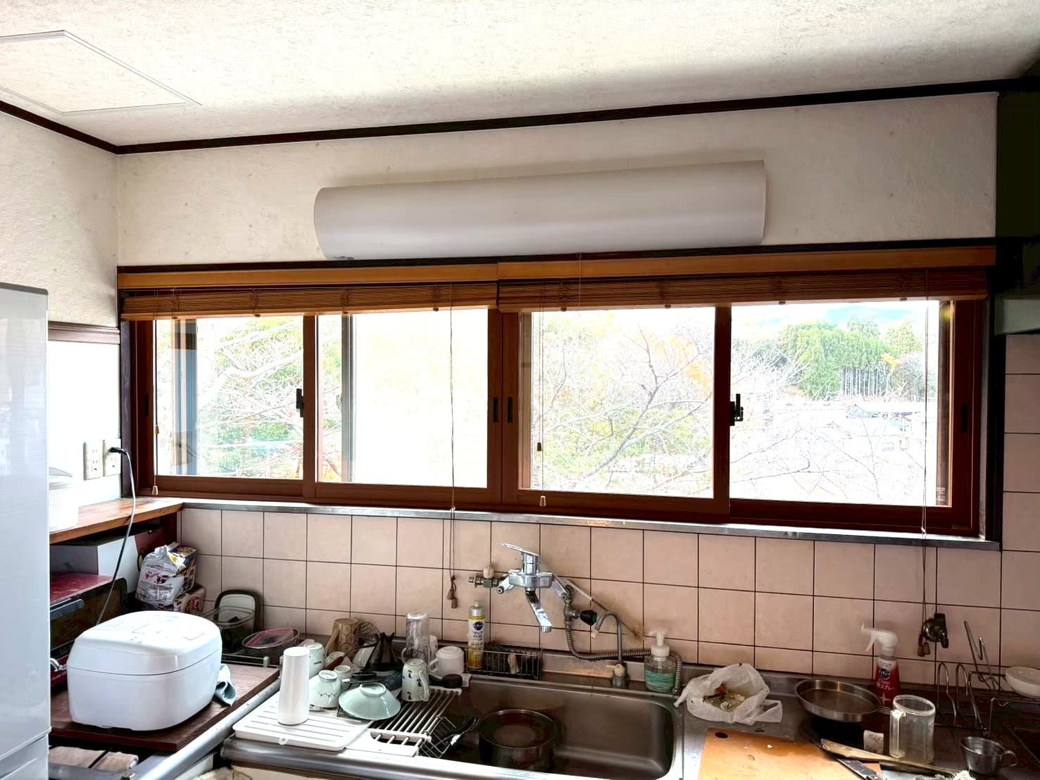キッチンの大きな窓に内窓